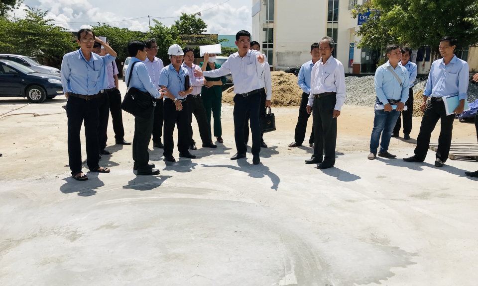 Phó chủ tịch UBND tỉnh kiểm tra các công trình, thiết bị trường học tại Cần Giuộc
