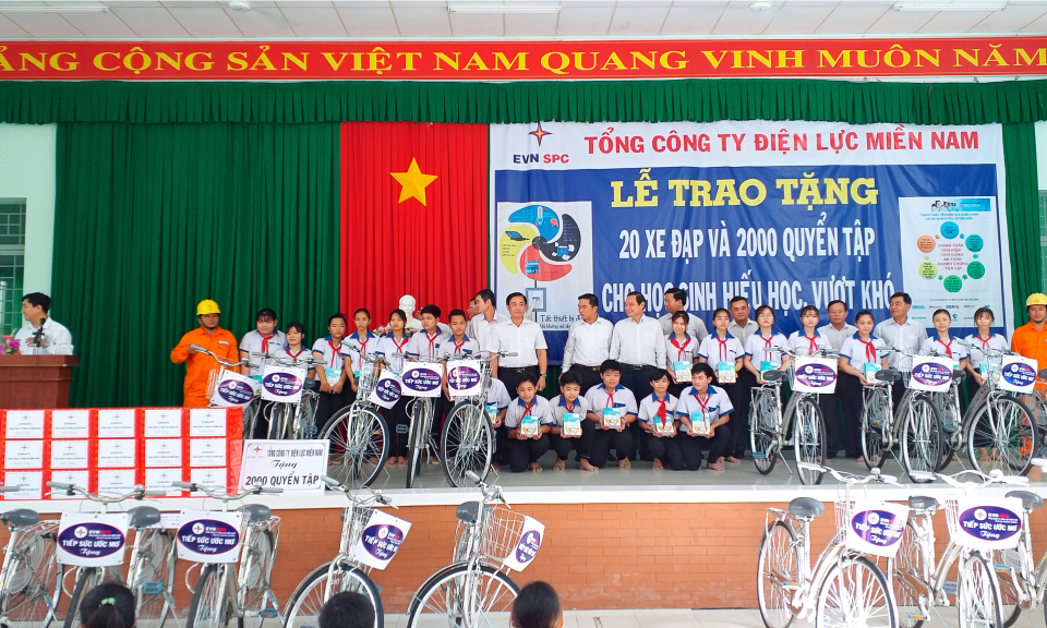 Tân Thạnh: Tổng công ty điện lực miền Nam tặng nhà tình nghĩa và tặng quà cho học sinh có hoàn cảnh khó khăn