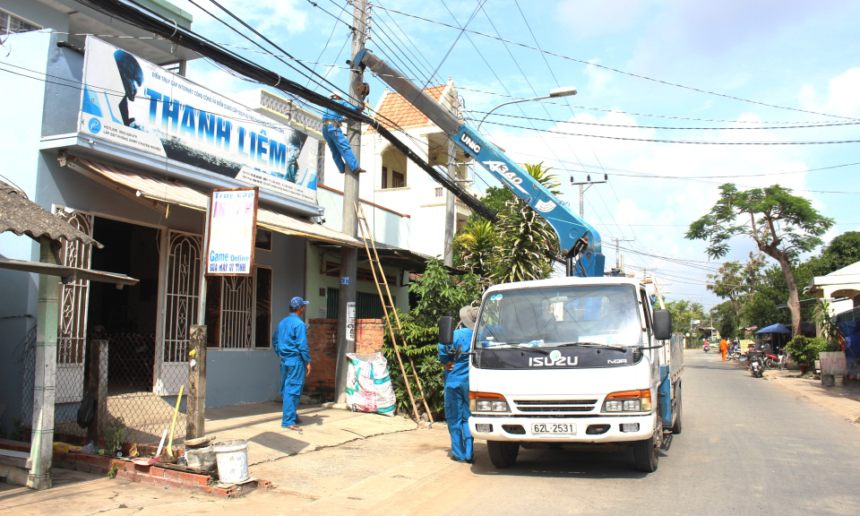Cần Đước: Tăng cường chỉnh trang cáp viễn thông trên cột điện