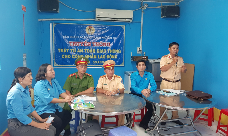 TP Tân An: Phổ biến pháp luật an toàn giao thông cho công nhân lao động