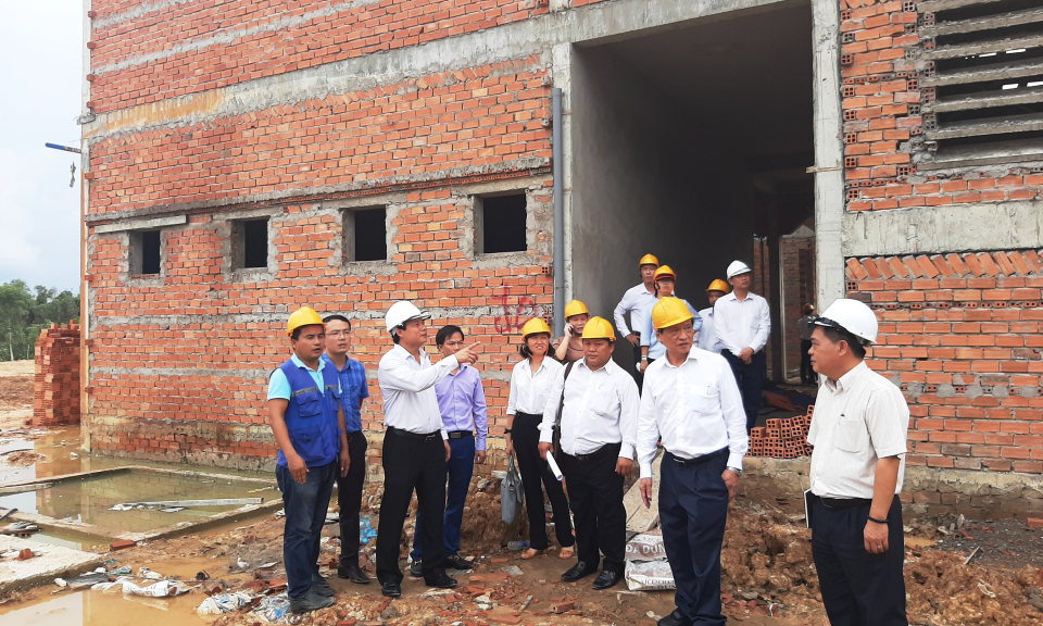 Phó Chủ tịch UBND tỉnh -Phạm Tấn Hòa khảo sát tiến độ thi công trường THPT Thiên Hộ Dương