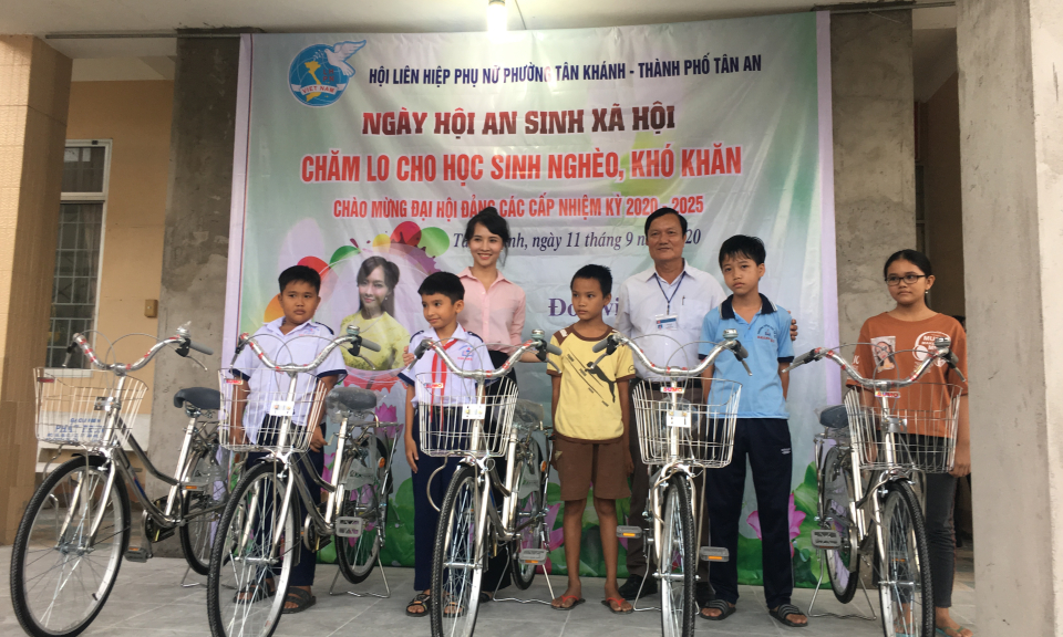 Diễn viên Như Thảo tặng quà học sinh nghèo TP. Tân An