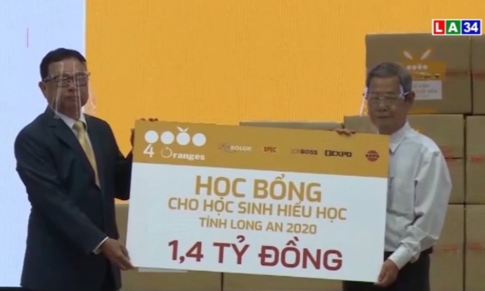 Công ty 4 Oranges trao 400 suất học bổng cho học sinh hiếu học tỉnh Long An