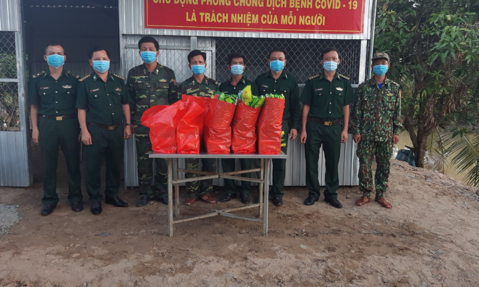 Thăm cán bộ, chiến sĩ Tân Hưng và trao quà hỗ trợ tỉnh Prây Veng phòng, chống dịch Covid-19