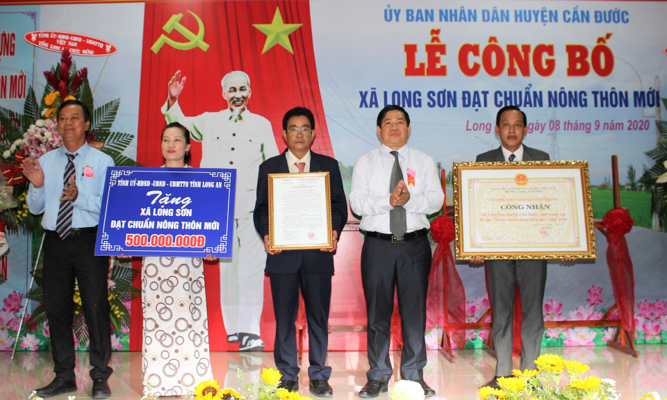 Xã Long Sơn, huyện Cần Đước đón nhận quyết định xã đạt chuẩn nông thôn mới
