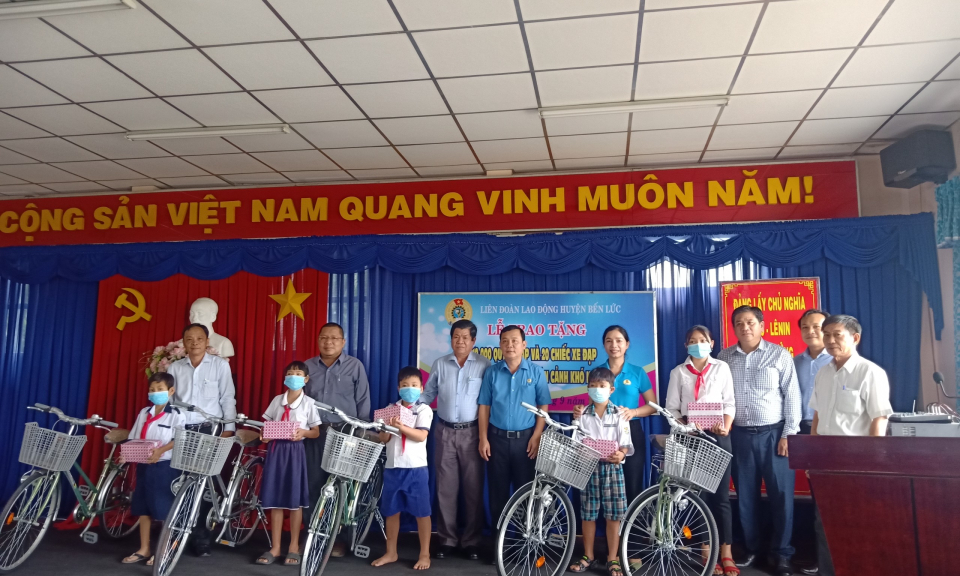 Cần Giuộc, Bến Lức: Trao tặng tập vở, xe đạp cho học sinh khó khăn, học giỏi