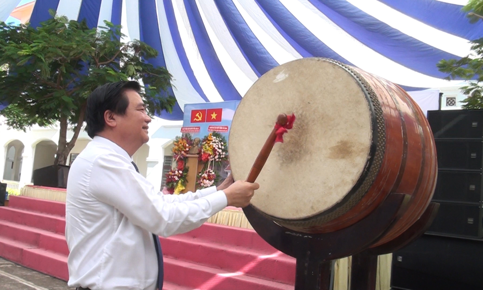 Bí thư tỉnh ủy Long An -Phạm Văn Rạnh dự lễ khai giảng năm học mới tại Đức Hòa