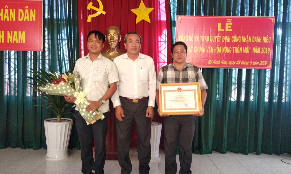 Đức Hòa: Công bố quyết định công nhận Xã đạt chuẩn văn hóa nông thôn mới