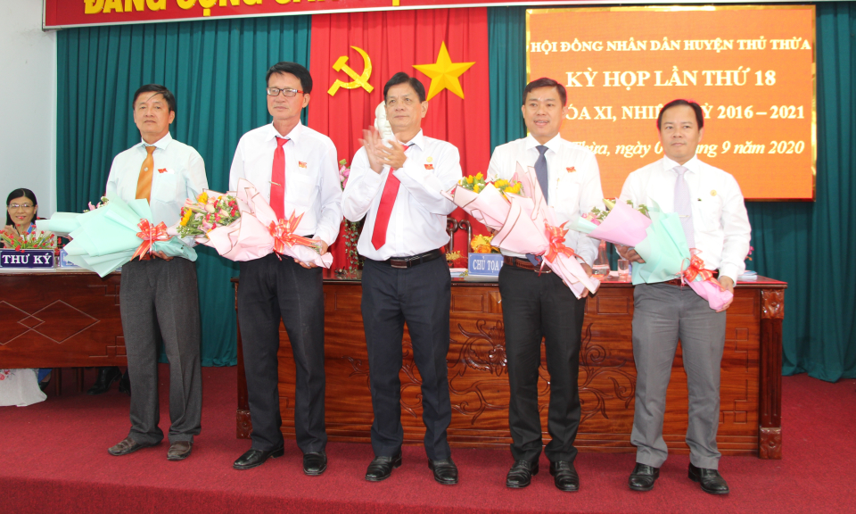 Ông Đinh Văn Sáu được bầu làm Chủ tịch UBND huyện Thủ Thừa, nhiệm kỳ 2016-2021