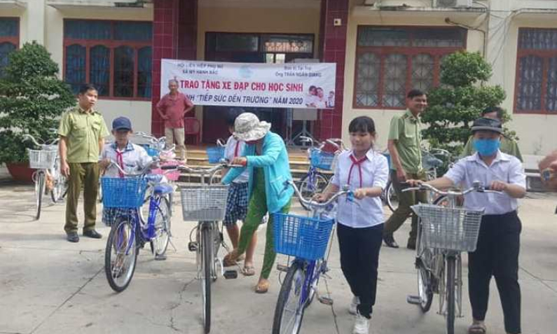 Đức Hòa: Trao tặng xe đạp cho học sinh có hoàn cảnh khó khăn