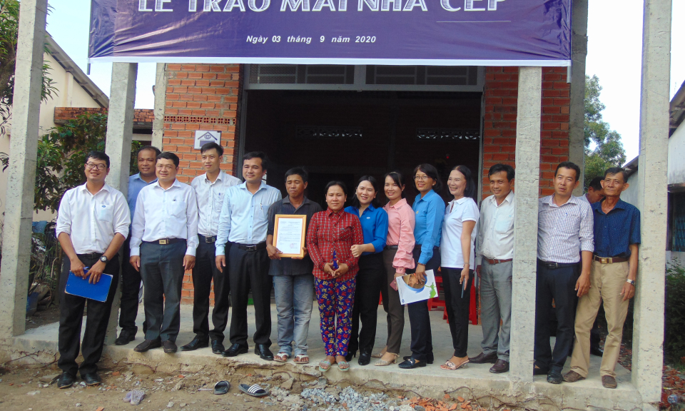 Trao tặng mái nhà CEP cho 2 hộ nghèo huyện Châu Thành