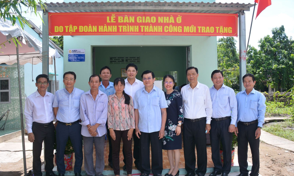 Nguyên chủ tịch nước Trương Tấn Sang vận động 5 tỷ đồng xây dựng nhà ở người dân Cần Giuộc