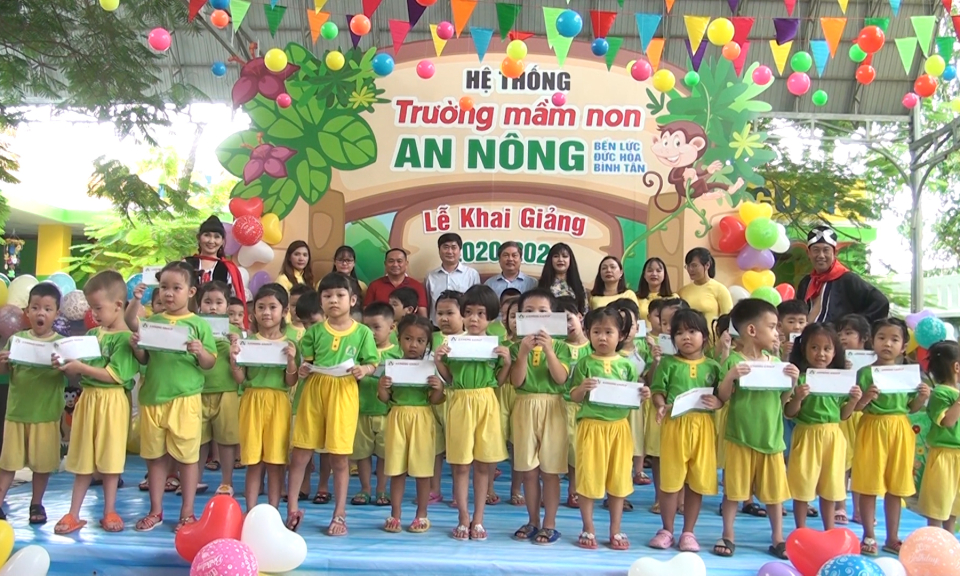 Đức Hòa: Trao tặng 200 phần quà khuyến học