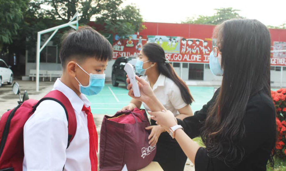 Sáng nay 3/9, học sinh Bến Lức tựu trường theo đúng kế hoạch