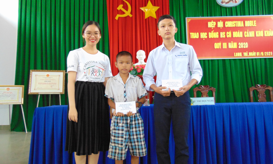Châu Thành, Đức Hòa: Trao quà và học bổng cho học sinh có hoàn cảnh khó khăn