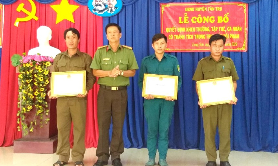 Cần Đước: Trao giấy khen đột xuất 3 cá nhân bắt trộm