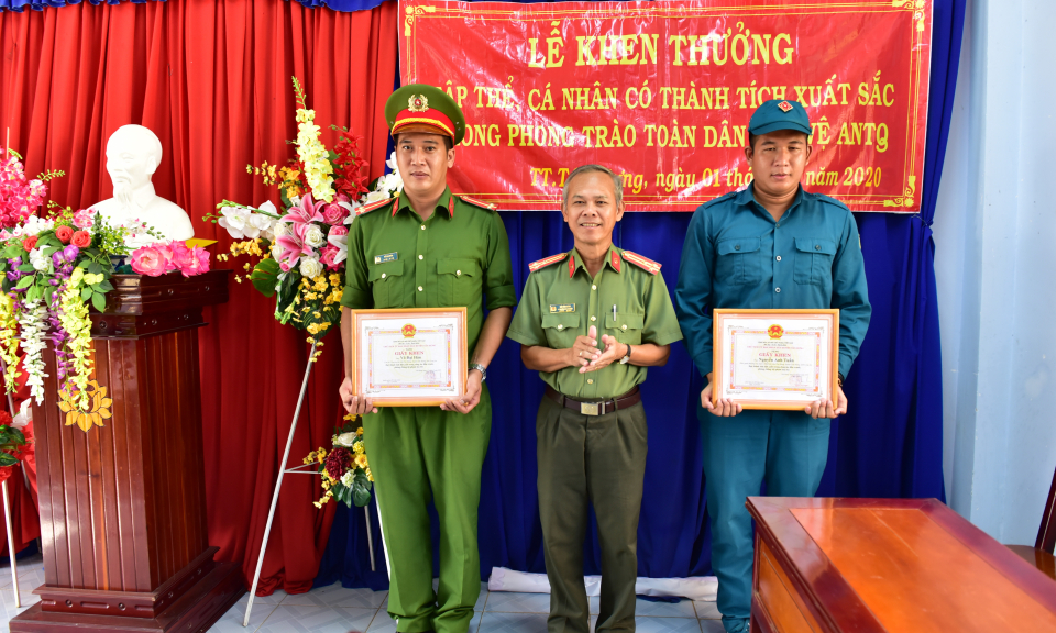 Tân Hưng: Trao giấy khen đột xuất cho 02 cá nhân trong phòng chống tội phạm