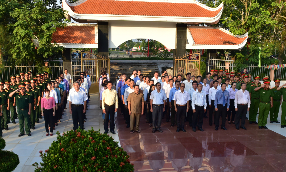 Viếng Nghĩa trang liệt sỹ nhân kỷ niệm 75 năm ngày Quốc khánh 2.9