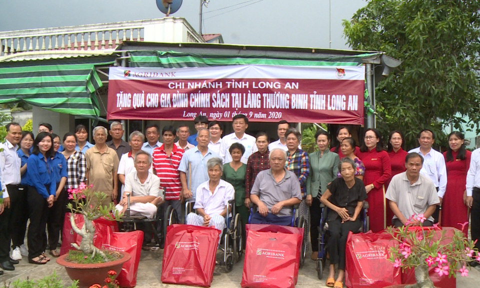Agribank Long An thăm, tặng quà Làng thương binh Nhị Thành nhân kỷ niệm 75 năm Quốc khánh 2/9