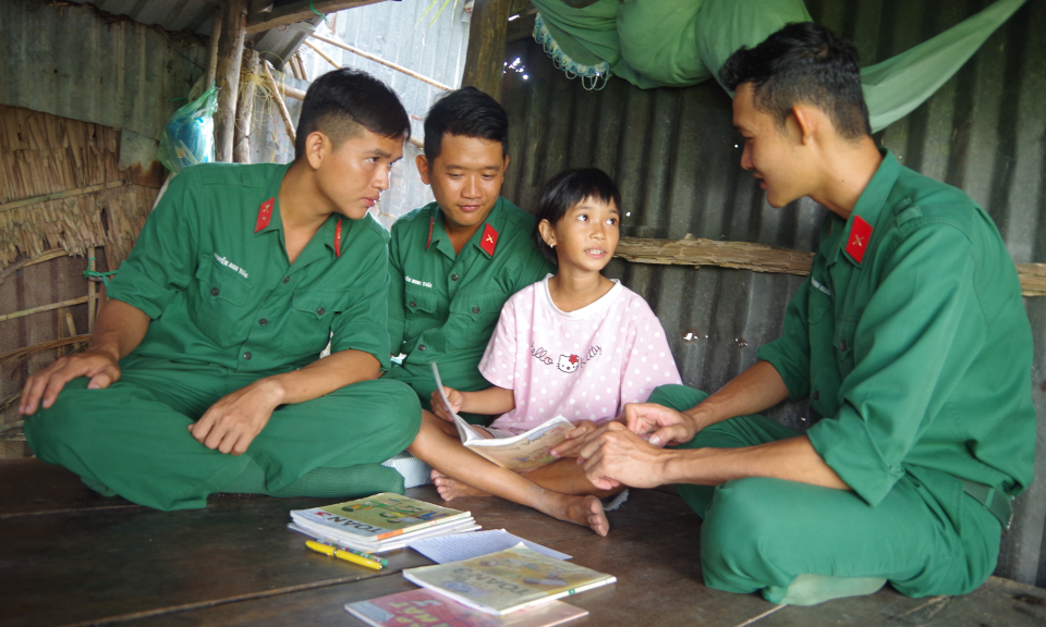 Chiến sĩ vùng biên đồng hành cùng học sinh nghèo