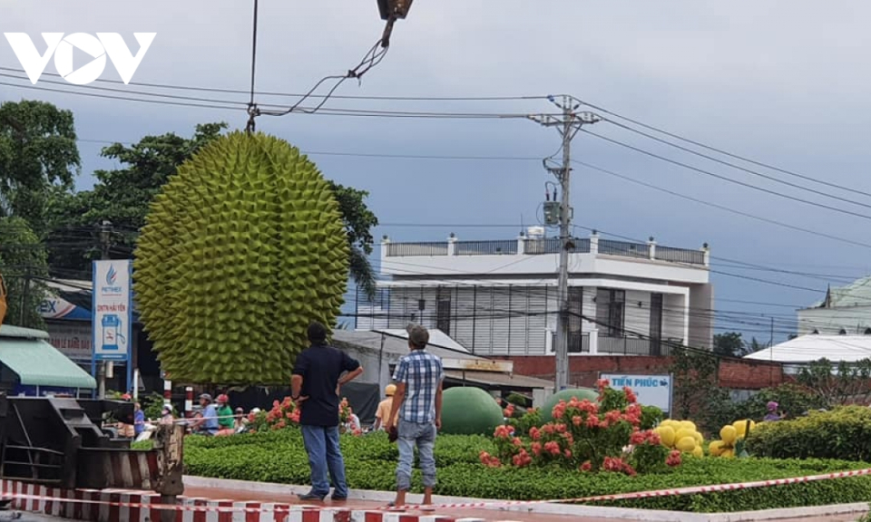 Lạ mắt với biểu tượng mâm ngũ quả đặc sản &#8220;khủng&#8221; ở Bến Tre