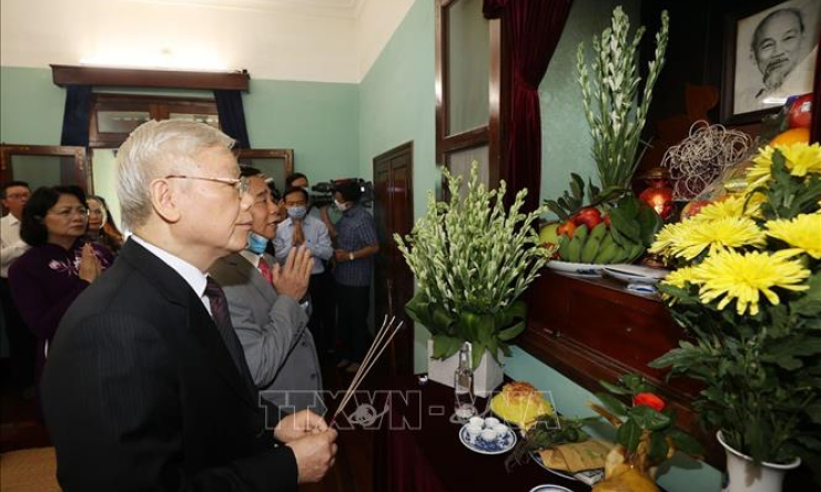 Tổng Bí thư, Chủ tịch nước Nguyễn Phú Trọng dâng hương tưởng niệm Chủ tịch Hồ Chí Minh