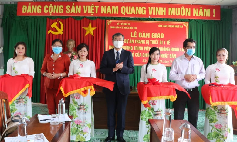 Mộc Hóa: Bàn giao trang thiết bị y tế viện trợ của Chính phủ Nhật Bản