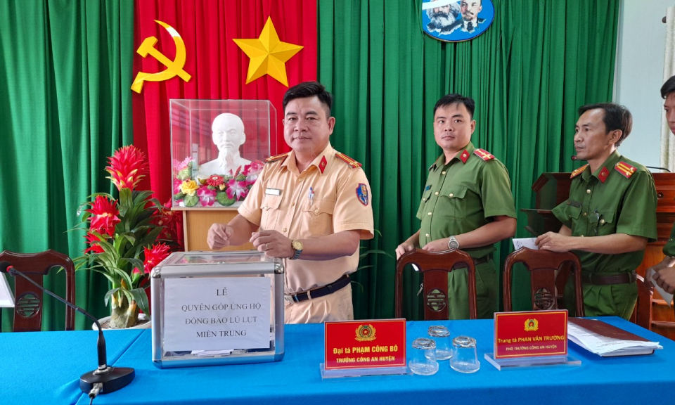 Quyên góp ủng hộ đồng bào miền Trung bị lũ lụt