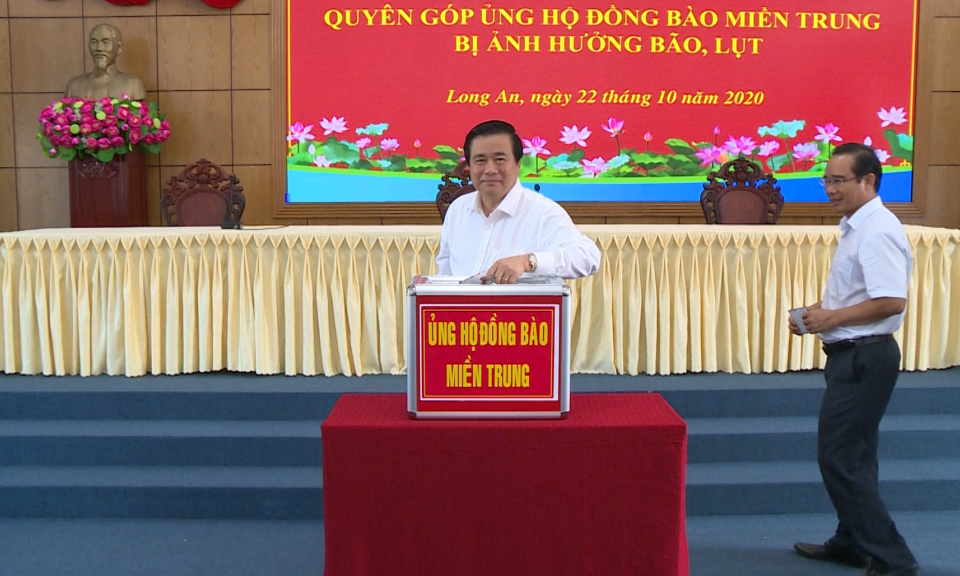 Lễ phát động quyên góp ủng hộ đồng bào miền Trung bị ảnh hưởng bão, lụt