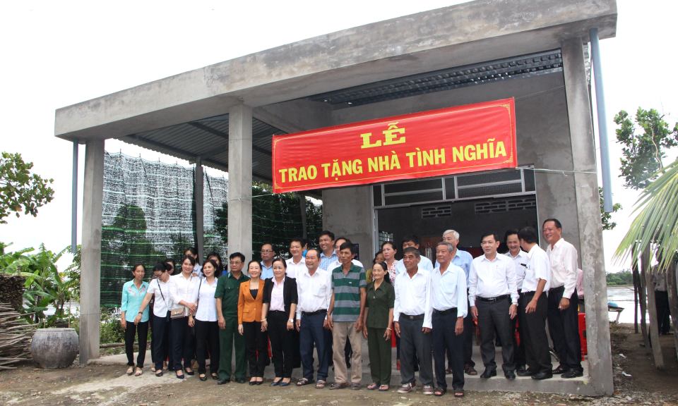 Tân Thạnh trao hai căn nhà tình nghĩa cho đối tượng người có công