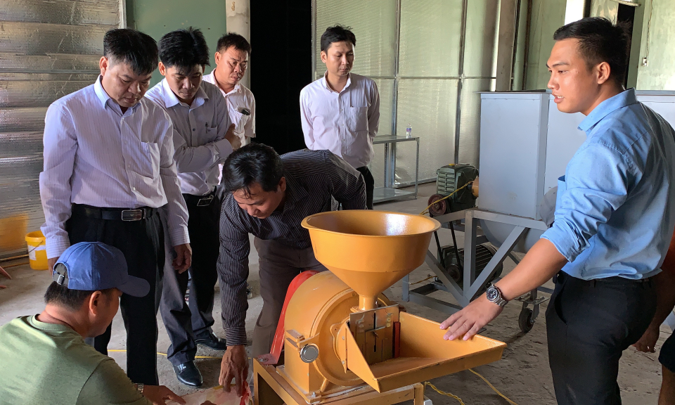 Tân Hưng: Nghiệm thu đề án hỗ trợ ứng dụng thiết bị sản xuất meo nấm rơm lỏng