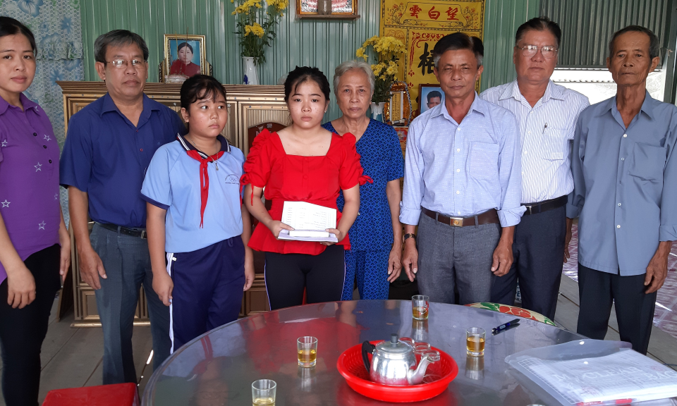 Hội chữ thập đỏ tỉnh trao tiền ủng hộ từ chương trình &#8220;Vượt qua hiểm nghèo&#8221;