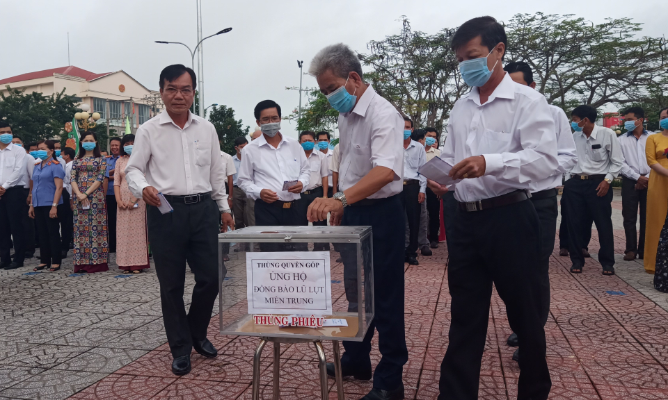 Tân Trụ, Cần Giuộc: Quyên góp ủng hộ hướng về đồng bào miền Trung