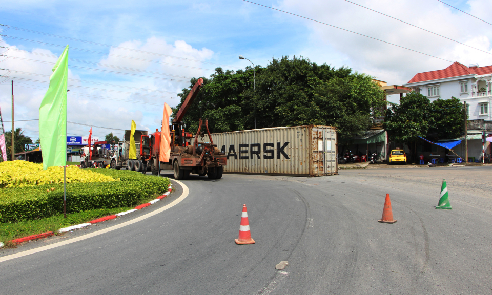 Xe container lật tại vòng xoay, người đi đường thót tim