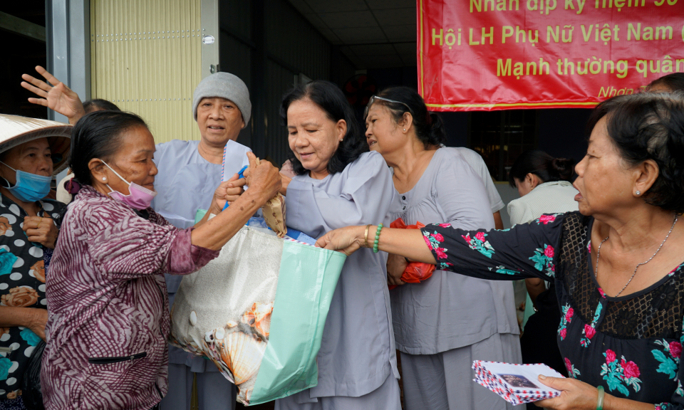 Trao quà cho phụ nữ khó khăn dịp 20/10