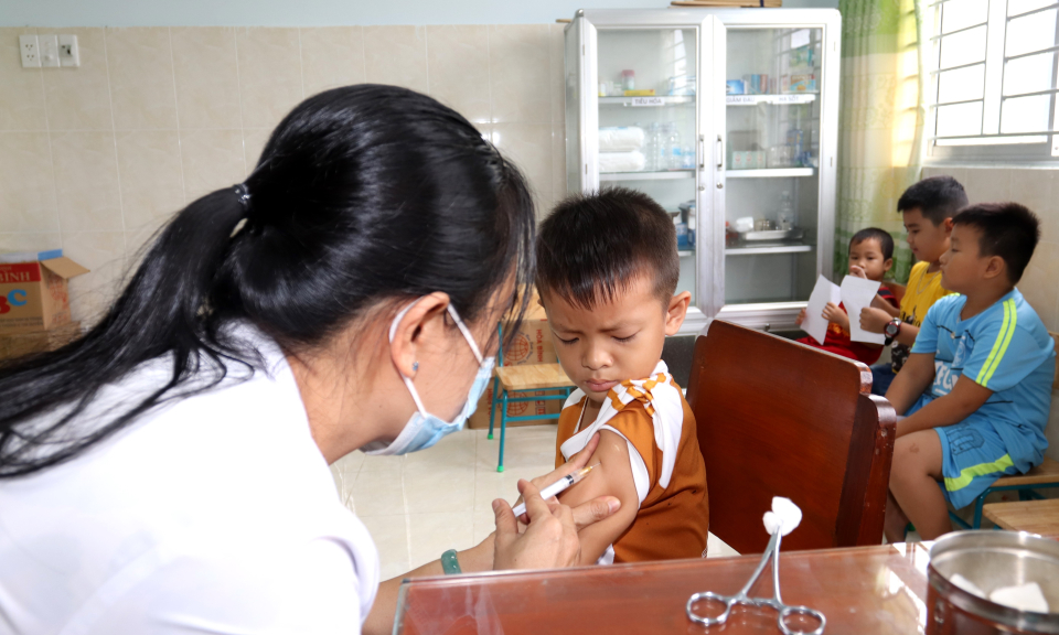 Cần Đước: Hơn 50% trẻ được tiêm chủng Sởi-Rubella