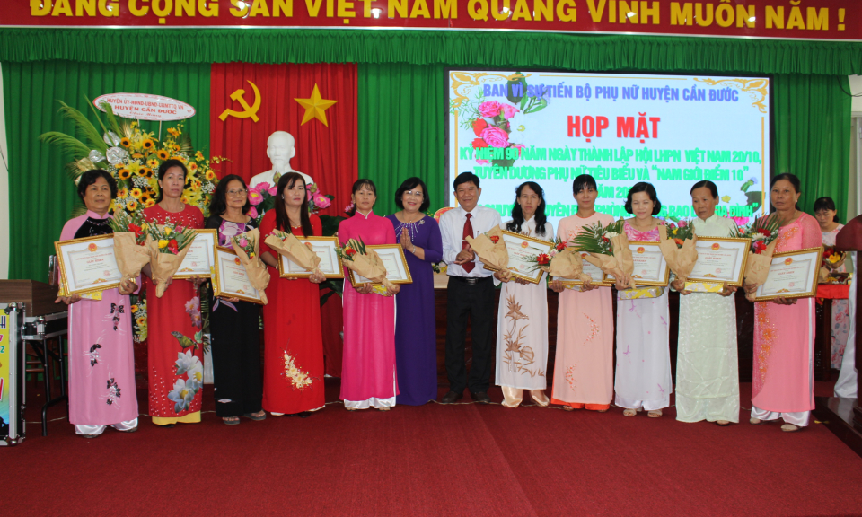 Cần Đước: Tuyên dương phụ nữ tiêu biểu và nam giới điểm 10