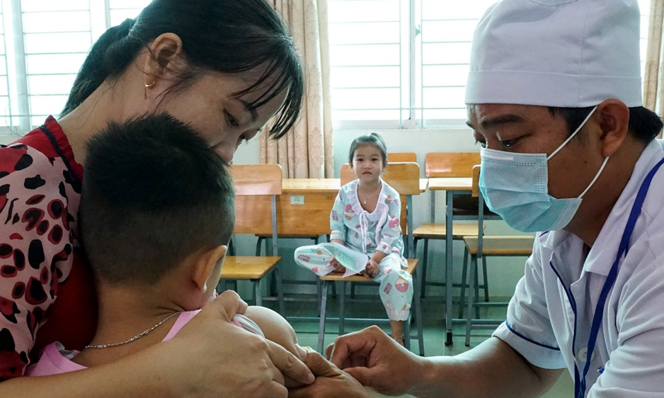 Long An triển khai chiến dịch tiêm vắc xin Sởi – Rubella cho hơn 25.000 trẻ