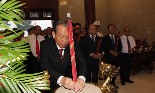 Phó Thủ tướng Thường trực Chính phủ &#8211; Trương Hòa Bình cùng đại biểu dự Đại hội Đảng bộ tỉnh Long An viếng Nghĩa trang liệt sĩ