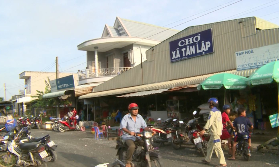 Nhộn nhịp chợ quê mùa lũ