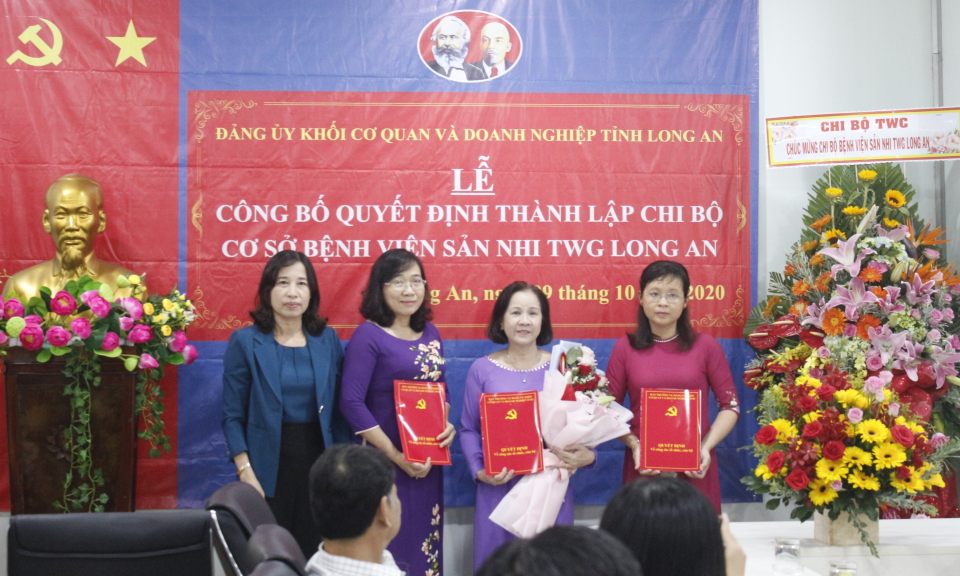 Công bố quyết định thành lập chi bộ cơ sở Bệnh viện Sản Nhi TWG Long An