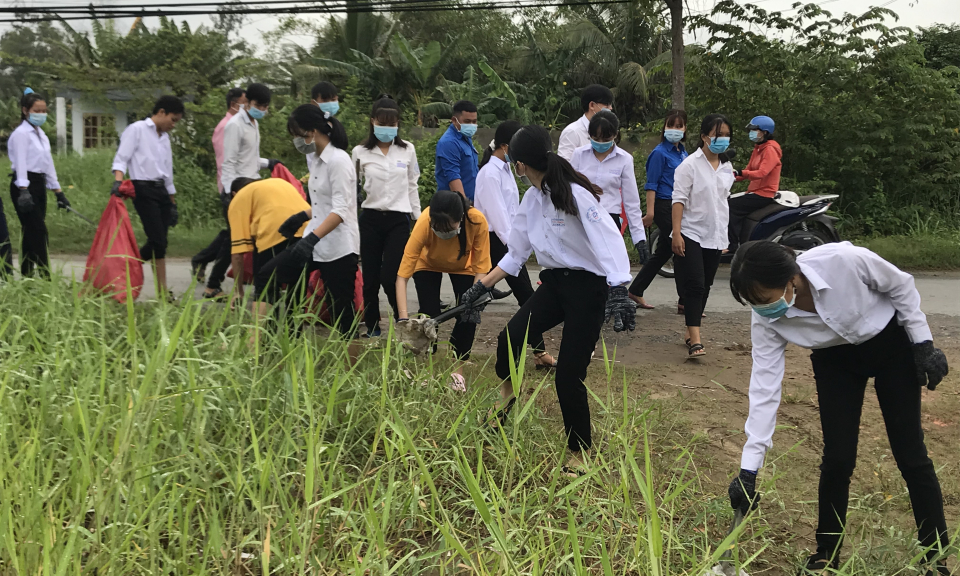 Cần Giuộc: Ra quân hưởng ứng chiến dịch làm cho thế giới sạch hơn