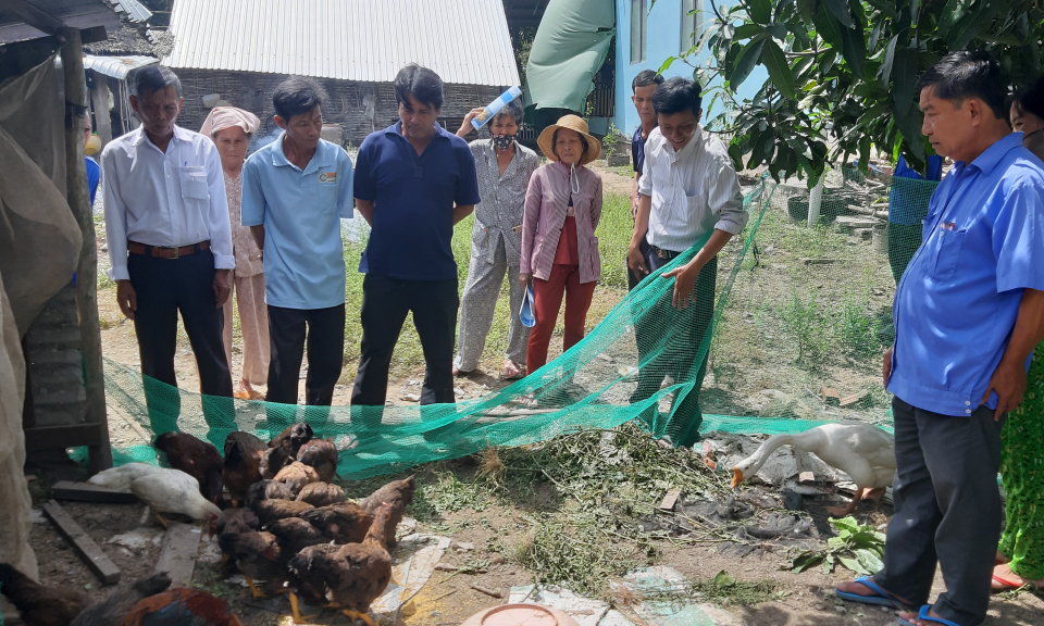 Tân Thạnh: Hội thảo mô hình Phòng chống bệnh trên gà thả vườn