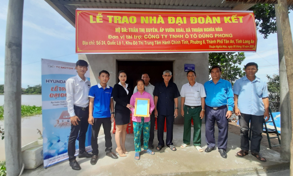 Trao nhà đại đoàn kết, nhà tình thương cho hộ nghèo