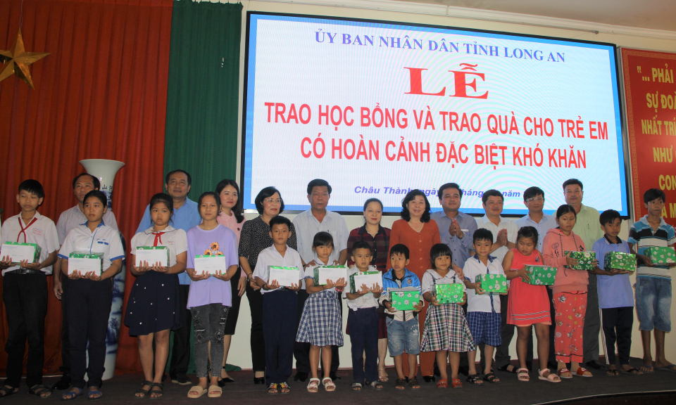 Chủ tịch UBND tỉnh Long An -Trần Văn Cần trao học bổng cho học sinh nghèo có hoàn cảnh đặc biệt khó khăn