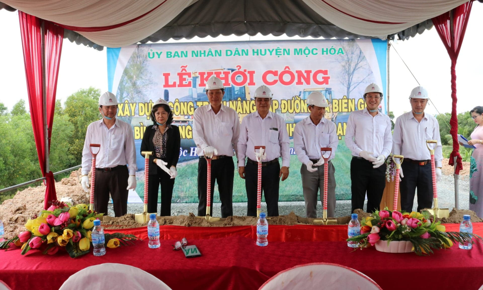 Mộc Hóa: Khởi công nâng cấp đường ra biên giới Bình Phong Thạnh &#8211; Bình Thạnh (giai đoạn 2)