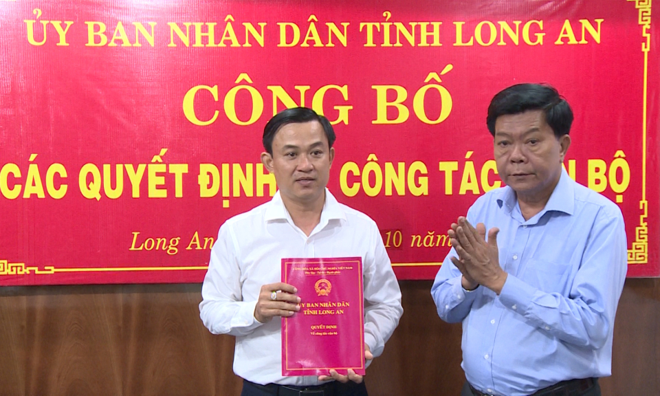 UBND tỉnh công bố Quyết định về công tác cán bộ