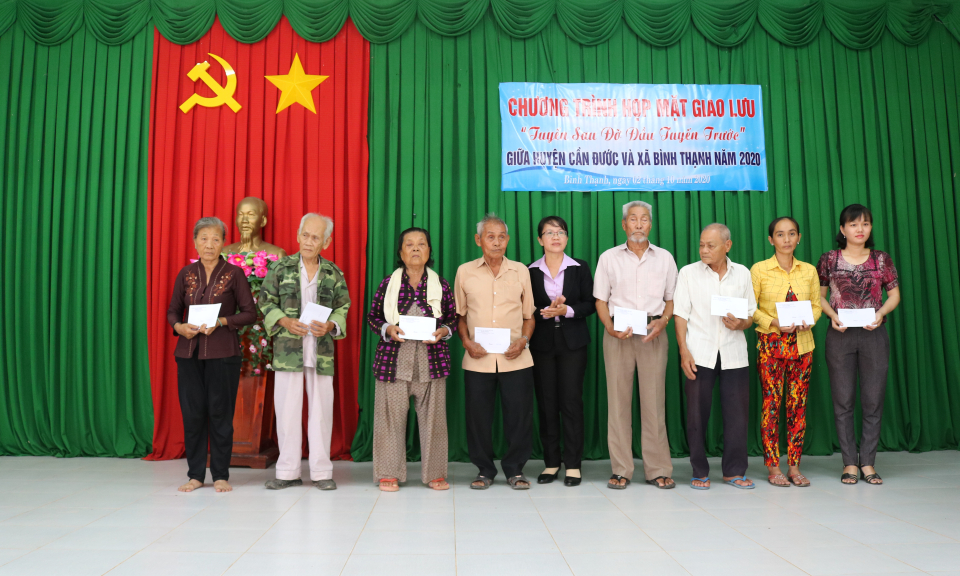 Mộc Hóa: Đoàn cán bộ huyện Cần Đước đến thăm và tặng quà LLVT và nhân dân tuyến biên giới