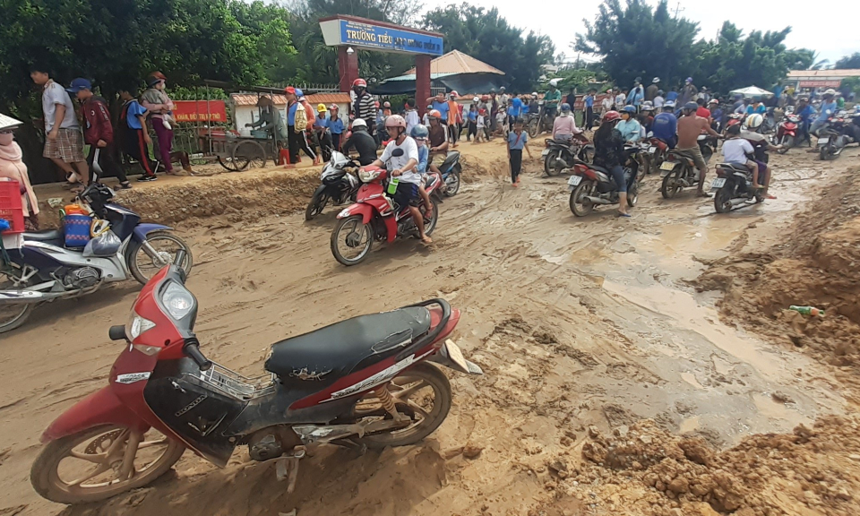 Tân Hưng: Học sinh trường Tiểu học Hưng Điền B gặp khó khăn khi đến trường