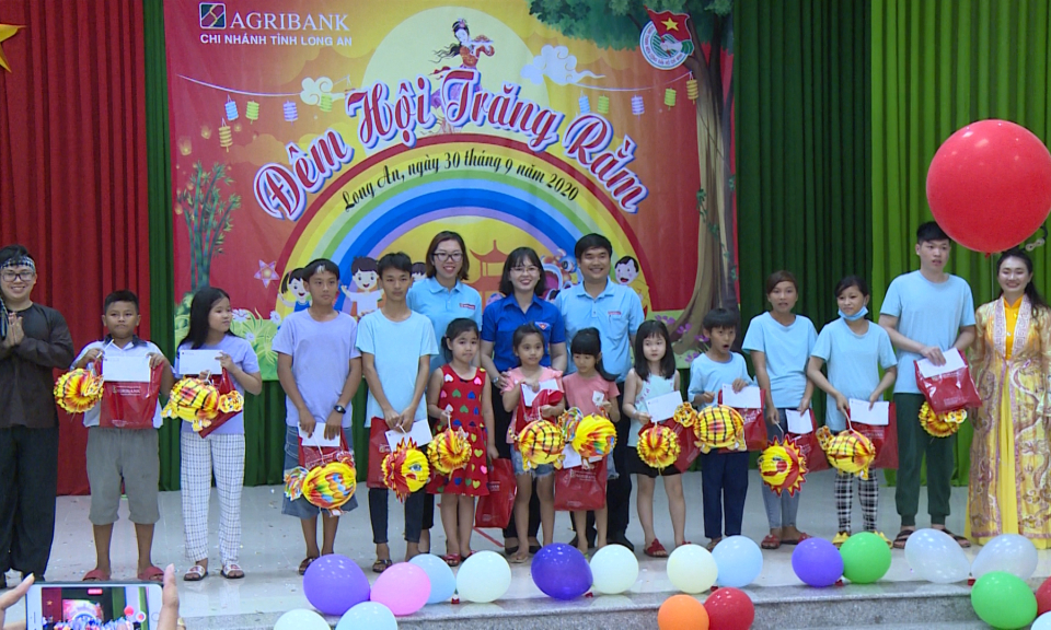 Agribank Long An mang “trung thu” đến lớp học tình thương TP. Tân An